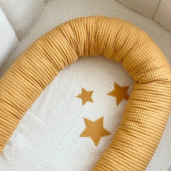 Protecție somn - Cuib pentru bebeluși Baby Nest, model stele vafe muștar